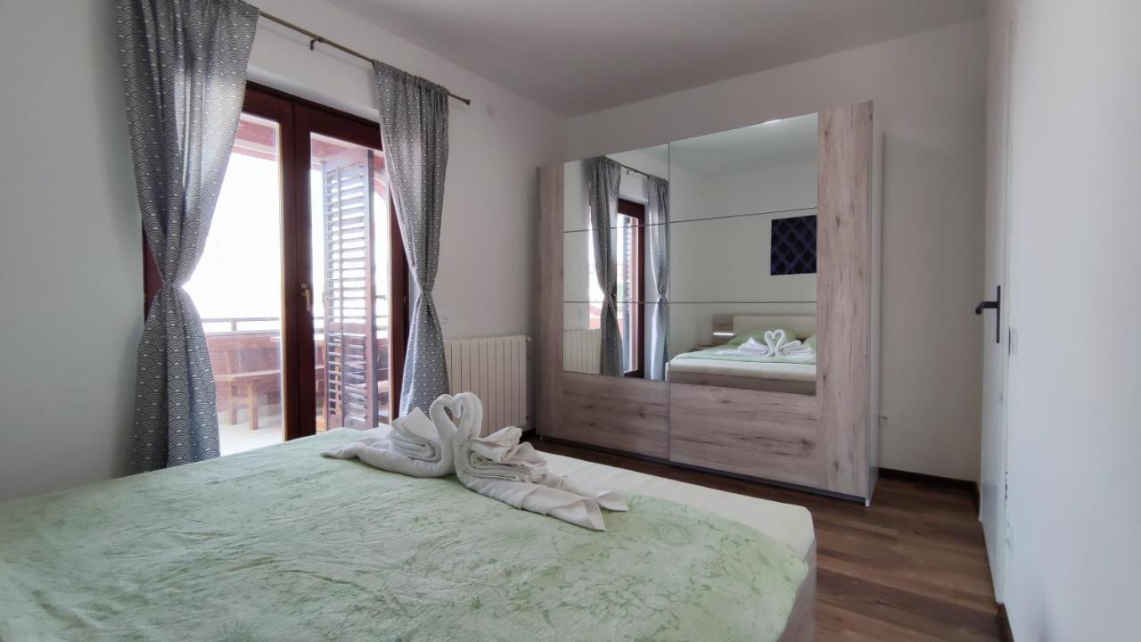 Apartments Marla Porec Bagian luar foto
